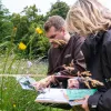 Deux personnes regardant une plante